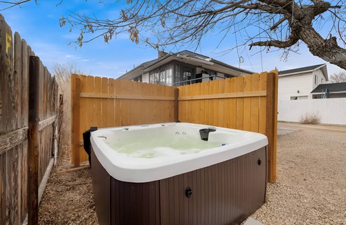 Price Apartment | Spacious Hot Tub Haven + .4 Mi-USU Eastern