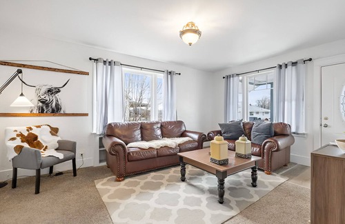 Price Apartment | Spacious Hot Tub Haven + .4 Mi-USU Eastern