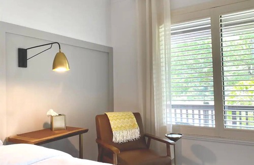 Cashiers Hotel | Spacious Hotel King Room in Cashiers Center