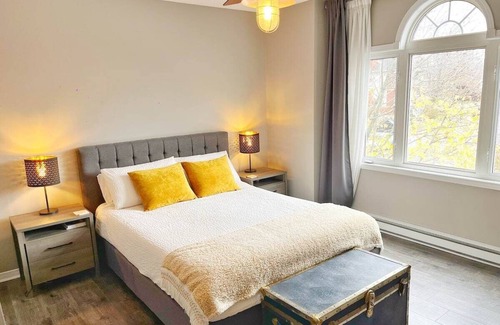 Plateau House | Spacious HOUSE 2 bed, 3 Bath with Parking