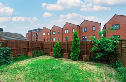 Derby House | Spacious House Close To Royal Derby Hospital and A38, FREE Parking & Garden