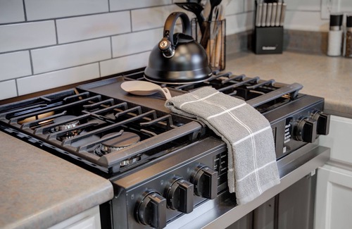 Milwaukee House | Spacious house Close to Stadium/Sleeps 8/2-Car Garage