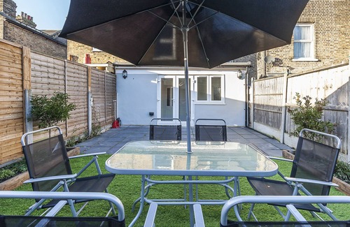 Stratford House | Spacious house directly opposite the park