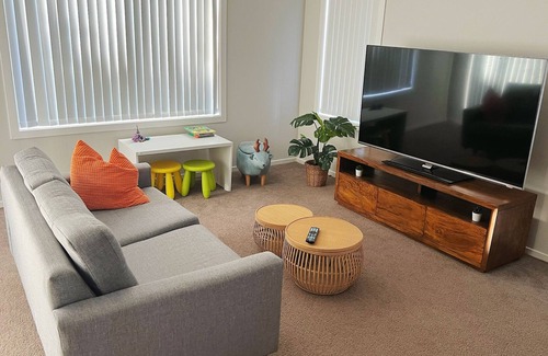 Schofields House | Spacious House for the Whole Family - In a Family Friendly Neighbourhood