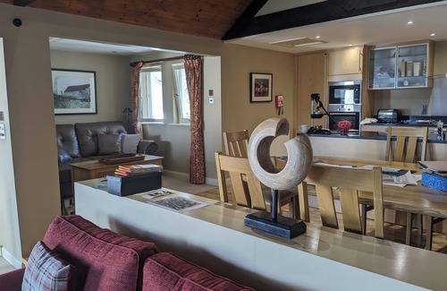 Keswick House | Spacious house, high in the hills, stunning views, on-site indoor pool, bar, gym