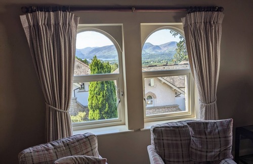 Keswick House | Spacious house, high in the hills, stunning views, on-site indoor pool, bar, gym