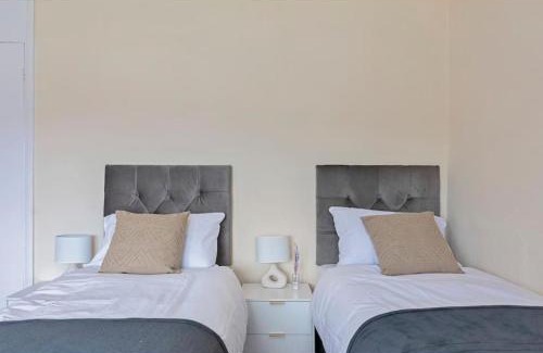 Turkey Street Apartment | Spacious House in Enfield North London Free Parking