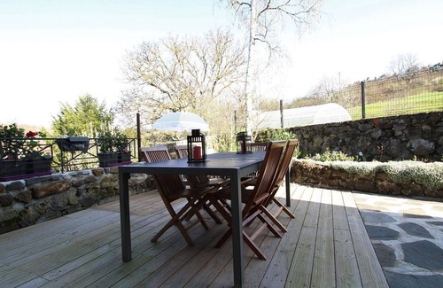 Saint-Vidal Cottage | Spacious house in historic village with terrace and WIFI included