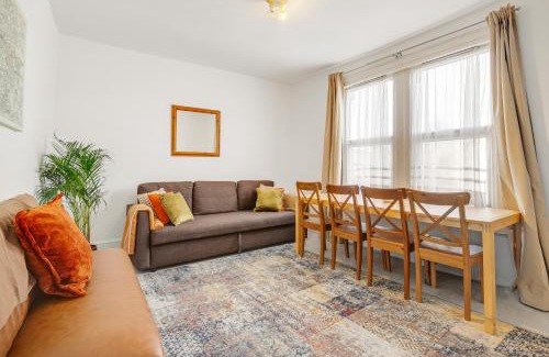 Tottenham Green Apartment | Spacious House in North London, very close to train station and bus stops, near Tottenham Stadium & lots of parking