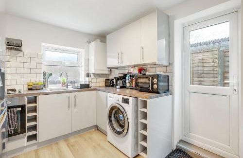 Tottenham Green Apartment | Spacious House in North London, very close to train station and bus stops, near Tottenham Stadium & lots of parking