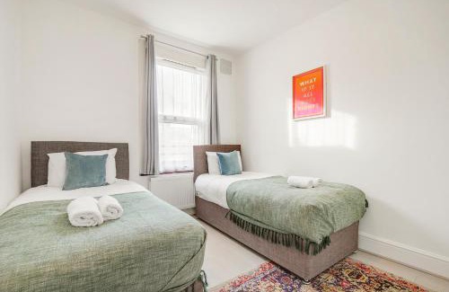 Tottenham Green Apartment | Spacious House in North London, very close to train station and bus stops, near Tottenham Stadium & lots of parking