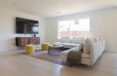 Mill Plain House | Spacious house in Vancouver with Private Movie Theater and Golf Simulator!
