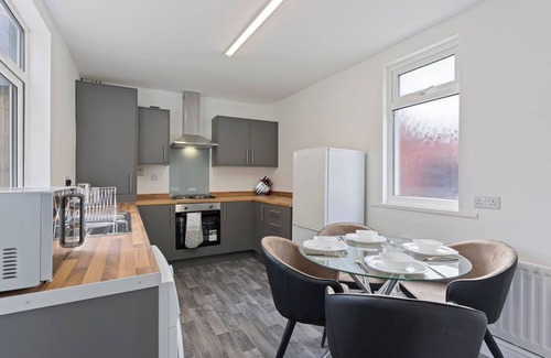 Redcar House | Spacious House Sleeps 9 Town Centre Free Parking Fast WiFi