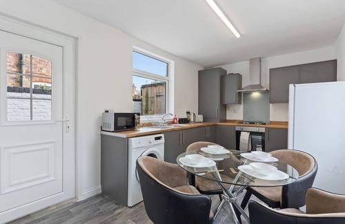 Redcar House | Spacious House Sleeps 9 Town Centre Free Parking Fast WiFi