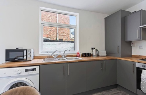 Redcar House | Spacious House Sleeps 9 Town Centre Free Parking Fast WiFi