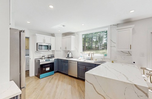 East Stroudsburg House | Spacious house with deck, firepit, hot tub - community amenities