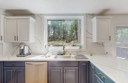 East Stroudsburg House | Spacious house with deck, firepit, hot tub - community amenities
