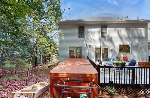 East Stroudsburg House | Spacious house with deck, firepit, hot tub - community amenities