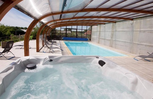 Savigny Cottage | Spacious house with heated pool and spa