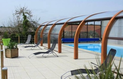 Savigny Cottage | Spacious house with heated pool and spa