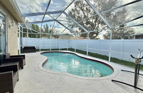 Brandon House | Spacious House w/Pool & Hot Tub near Tampa