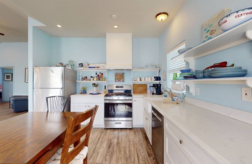 North Beach House | Spacious house with full kitchen, TVs, WIFI, balcony, near the beach