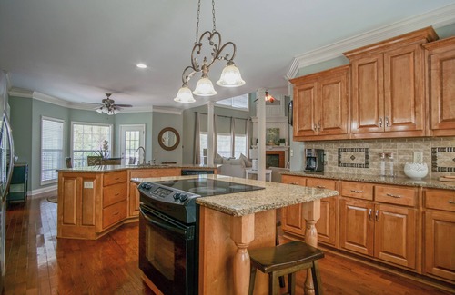 White Plains House | Spacious House with Pool nestled in the Lake Country area!