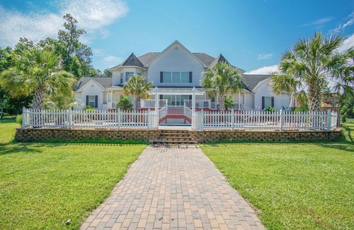 White Plains House | Spacious House with Pool nestled in the Lake Country area!