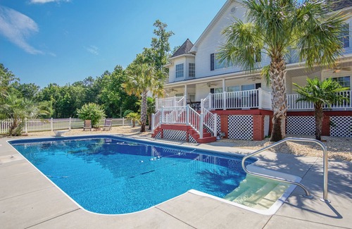 White Plains House | Spacious House with Pool nestled in the Lake Country area!