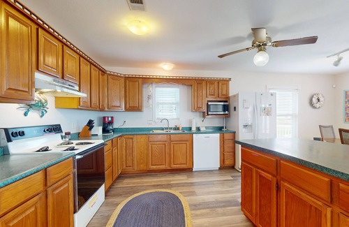 Terramar Beach House | Spacious house with beach access, private balcony and patio