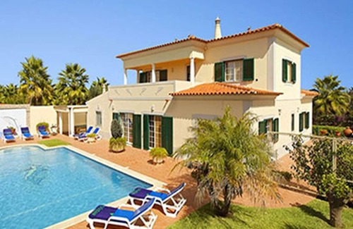 Lagoa e Carvoeiro Villa | Spacious house with beautiful gardens, private pool, pool table and air conditioning.