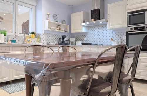 Meobecq Cottage | Spacious house with covered terrace and parking in natural area