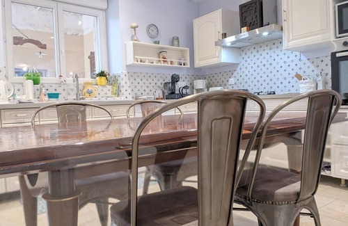 Meobecq Cottage | Spacious house with covered terrace and parking in natural area