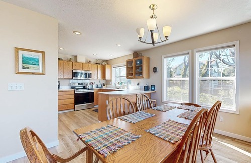 Lincoln Beach House | Spacious House with Ocean Views & Three Decks - Close to Town & Walk to Beach