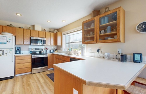 Lincoln Beach House | Spacious House with Ocean Views & Three Decks - Close to Town & Walk to Beach
