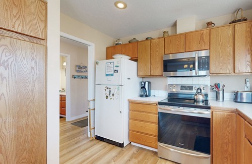 Lincoln Beach House | Spacious House with Ocean Views & Three Decks - Close to Town & Walk to Beach
