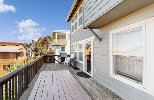 Lincoln Beach House | Spacious House with Ocean Views & Three Decks - Close to Town & Walk to Beach