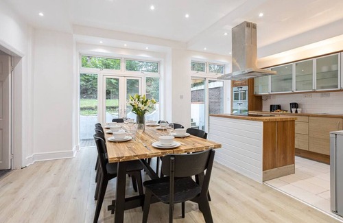 Manchester House | Spacious House With Parking Near Heaton Park