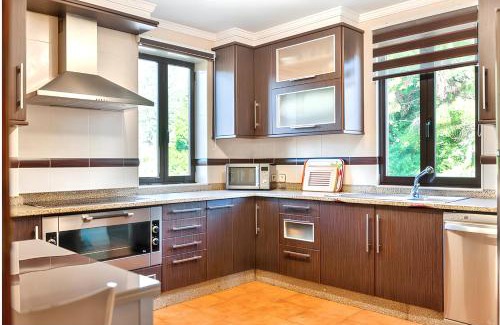 Cotobade House | Spacious House with Pool in Carballedo