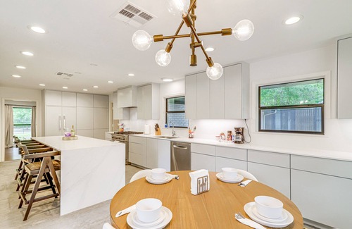 The Villages House | Spacious Houston Home w/Pool - Near The Galleria!