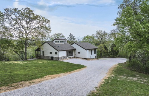 Steelville House | Spacious hunting lodge hideaway with stunning views and Private River Access
