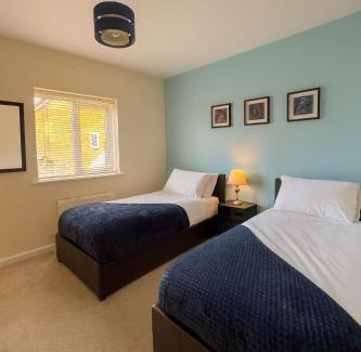 Bedford House | Spacious I Off Street Parking I Families & Contractors