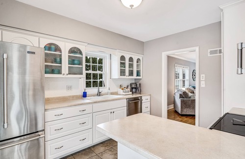 La Crosse House | Spacious & Immaculate Dog-Friendly Gem, Near UWL, Washer/Dryer & Fire Pit!