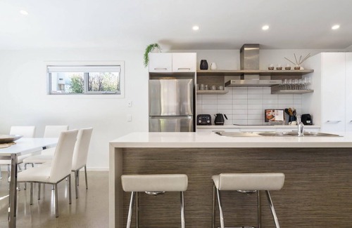 Cowes House | Spacious indoor & outdoor dining areas,BBQ.WiFi,Netflix,Pets