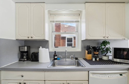 Allen Park House | Spacious & Inviting Home Near Detroit Attractions