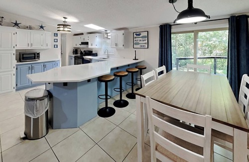 Put-in-Bay House | Spacious Island Club Home – Summer Fav! 10 PP-3 BR-2 BA-Pool- IC95