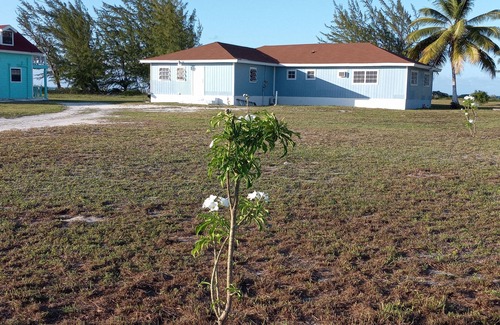 Colonel Hill House | Spacious Island House on the beach - 5 mins from the airport