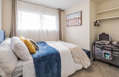 Edmonton House | Spacious Island Vibes - Retro 5 Bedroom Home