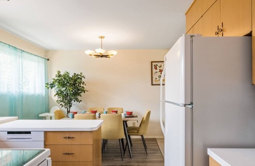 Edmonton House | Spacious Island Vibes - Retro 5 Bedroom Home