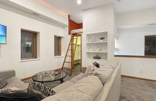 Des Moines Apartment | Spacious Jacuzzi Loft & Free Parking near iCubs